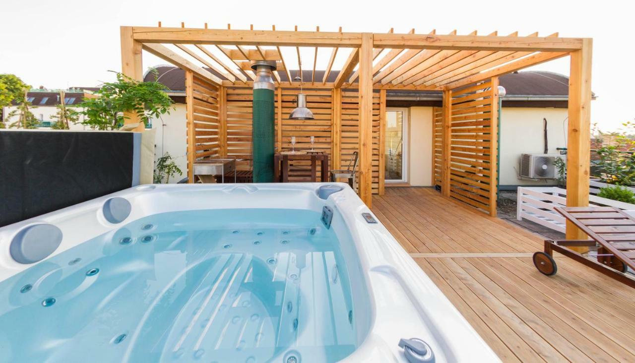 Romantic Studio With Jacuzzi Prague Luaran gambar